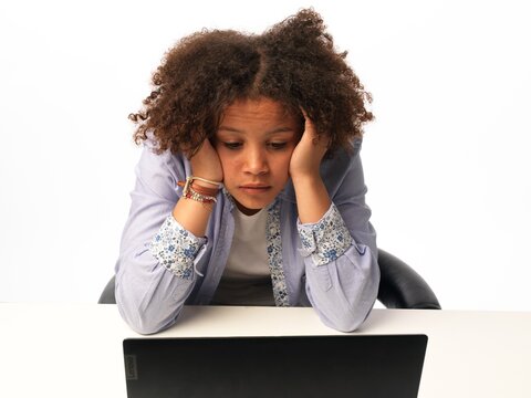 Ascoltare insegnante in video chat , studiare a distanza