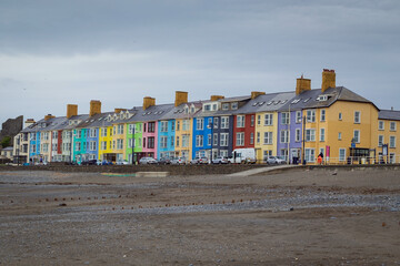 Obraz premium The sun reflects off coloured houses on the promenade at Aberystwyth, Wales