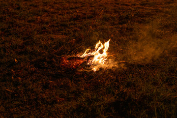 Small campfire on the middle of the field © Ruben Chase