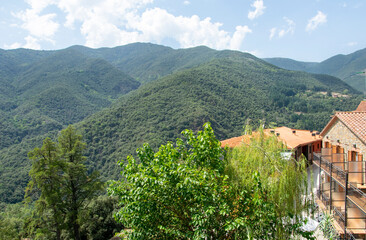 Fototapeta na wymiar Casas construidas en la montaña con vistas hermosas para veranear o como segunda residencia.