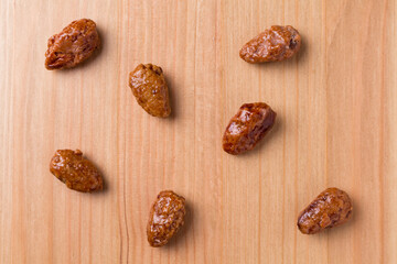 Amêndoas caramelizadas espalhadas vista de topo

