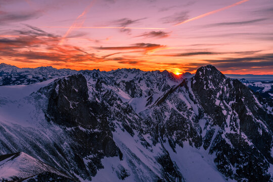 Sunrise in the Swiss mountains © Thiemo