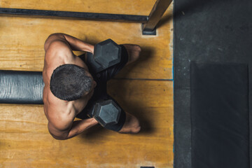 vista superior de hombre atleta entrenando en el gimnasio con pesas