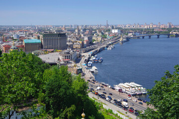 Obraz premium Kiev. Ukraine. 10/06/2020. View of the city and the Dnieper River.