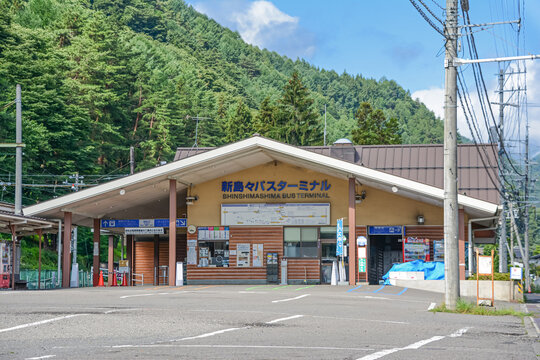北アルプス上高地の玄関口、アルピコ交通上高地線、旧松本電気鉄道終点の地上駅、長野県松本市新島々駅の一面二線の島式ホーム、線路、駅名標(隣は渕東)、屋根。さわやか信州号が停車するバスターミナル。The platform of Shinshimashima Station,Matsumoto City,Nagano Pref.