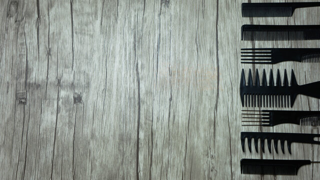 art&iacute;culos de peluquer&iacute;a. Peinetas y peines sobre madera 
