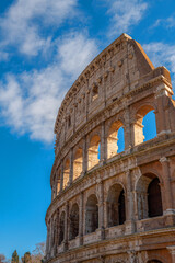 Rzymskie Coloseum na tle błękitnego nieba - obrazy, fototapety, plakaty