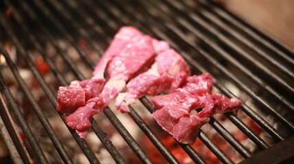 Carne na churrasqueira