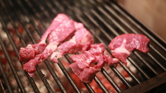 Carne na churrasqueira