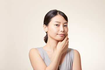 素肌が綺麗な若い日本人女性
