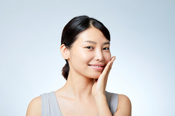 素肌が綺麗な若い日本人女性