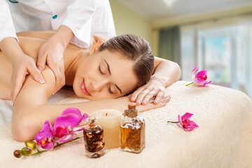 Obraz na płótnie Canvas Masseur doing massage on beautiful woman body in the spa salon.
