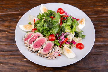 Fried tuna in sesame, served with vegetables and greens