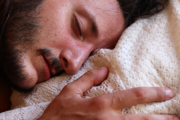 Naklejka premium Caucasian man peacefully sleeping showing concept of coping with home quarantine and lock down during the covid-19 pandemic