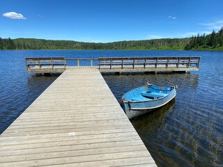 Obraz premium boat in the lake with beautfil blue sky