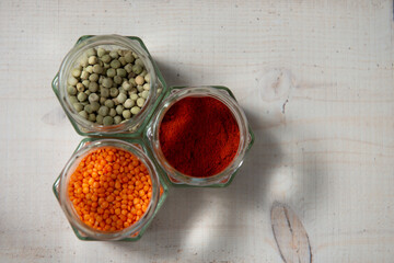 Frascos de vidrio con frijoles en el interior minimalista. Guisantes y lentejas como fuentes de proteína vegetal. Concepto de cero residuos, compras ecológicas, libres de plástico, veganas