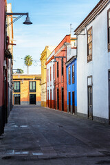 Fototapeta na wymiar Colorful houses on the cozy streets of the former capital of Tenerife - La Laguna