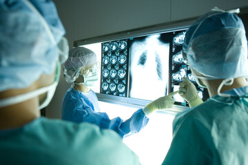 レントゲン写真を見て話す外科医