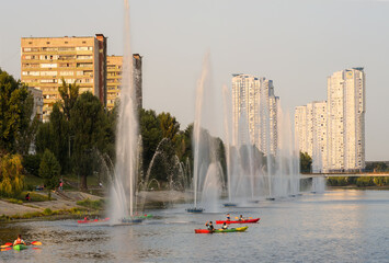 Fototapeta premium Kayakers on the Rusanovsky Canal on the left bank of Kyiv