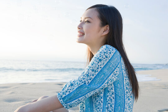 海岸の若い女性