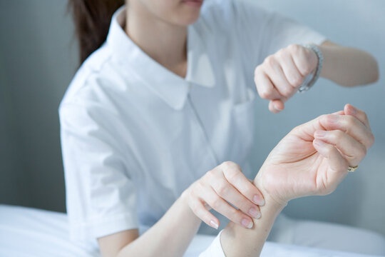 脈を測る介護士と要介護者の手