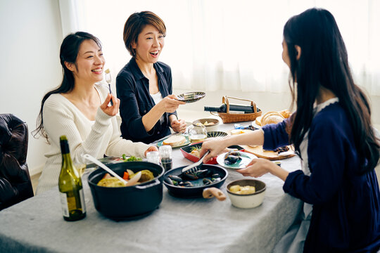 ホームパーティーを楽しむ40代日本人女性3人
