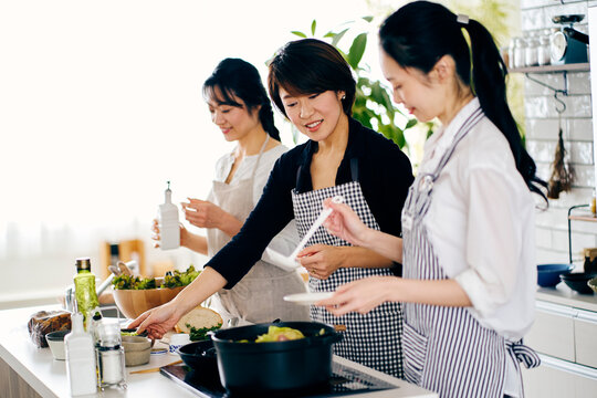 料理をする40代日本人女性3人