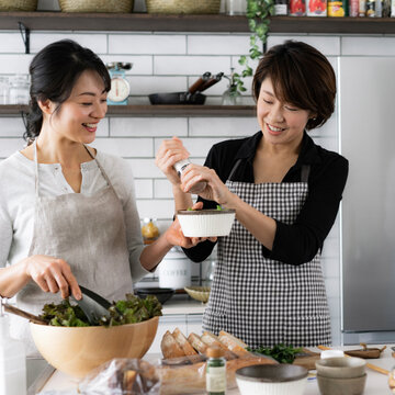 料理をする40代日本人女性2人