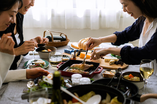 ホームパーティーを楽しむ40代日本人女性3人