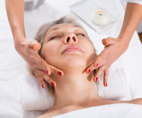 Obraz na płótnie Canvas Mature woman having face massage