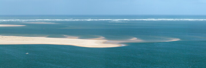 Fototapeta na wymiar Sand reef in Arcachon, Landes (France)