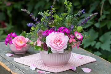 Sommer-Blumenstrauss in Pink in Porzellanschale