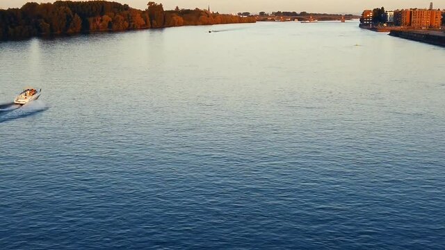 Zeitlupe: Boote in Zeitlupe auf dem Rhein bei Mainz