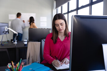 Obraz premium Caucasian woman working in office