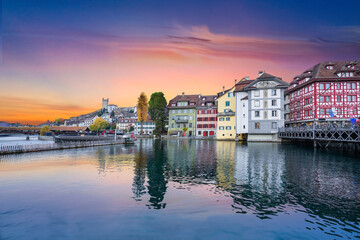 Obraz premium Rzeka Reuss i tradycyjne szwajcarskie domy nad brzegiem rzeki w Lucernie w Szwajcarii