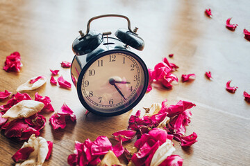 Alarm clock with dried petals