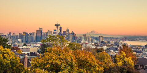 Naklejka premium Seattle Washington state Skyline Cityscape During Sunset