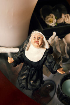 figurine décorative d'une nonne catholique priant dieu 