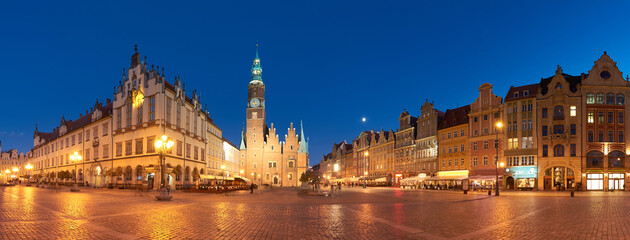 Obraz premium Market square and Town Hall at night in Wroclaw, Poland