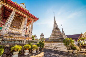 Obraz premium Building inside of Wat Arun Temple Complex in Bangkok, Thailand in Sunny Day