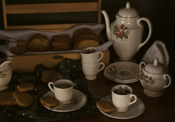 bodegon con vajilla frances y deliciosas galletas