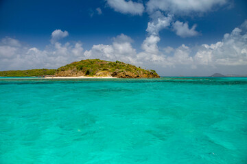 Fototapeta premium Seascape with turquoise blue water and sky with puffy clouds, islands in the Caribbean Ocean