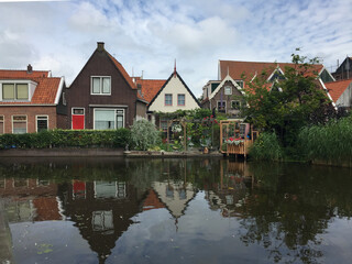 Fototapeta na wymiar canal houses in volendam