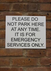 Fototapeta premium no parking sign on brick wall