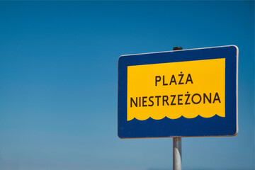 Znak ostrzegawczy w języku polskim plaża niestrzeżona