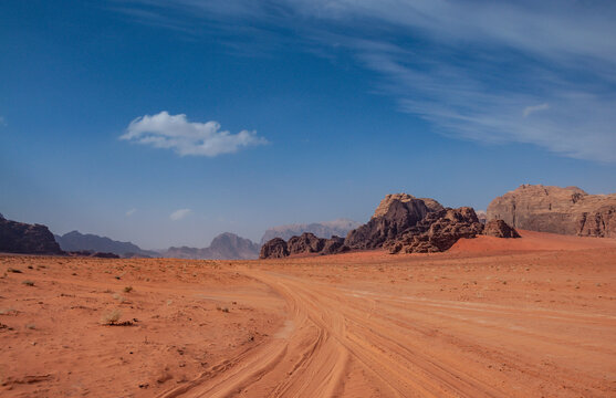Scenic desert landscape in Wadi Rum, Jordan © Krzysztof Bargiel