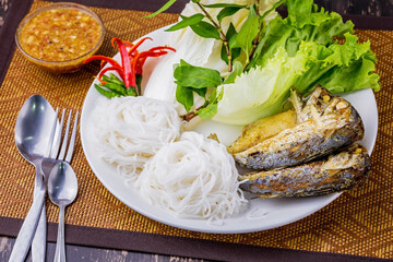 Fried mackerel with Thai rice noodles