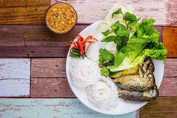 Fried mackerel with Thai rice noodles