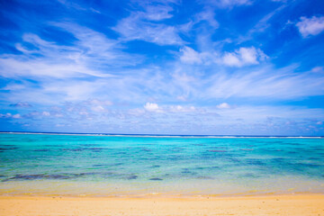 Fototapeta premium Rarotonga breathtaking stunning views from a plane of beautiful beaches, white sand, clear turquoise water, blue lagoons, Cook islands, Pacific islands