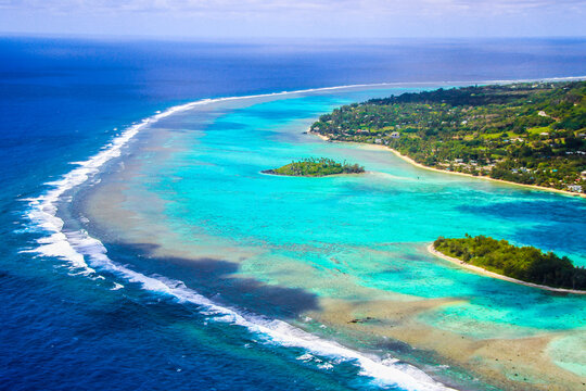 Rarotonga breathtaking stunning views from a plane of beautiful beaches, white sand, clear turquoise water, blue lagoons, Cook islands, Pacific islands© Stella Kou